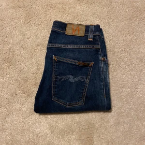 Nudie jeans  - Tjena! Säljer ett par riktigt feta nudie jeans i perfekt färg! Storlek är W28 L34! Passar perfekt för en stilren outfit! Hör av er vid intresse!!!