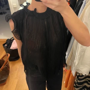 Svart topp Zara  - Svart snygg topp från Zara 