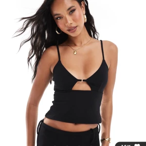 Snygg festtopp - Jättesnygg festtopp som aldrig är använd, säljer pga att den inte används 