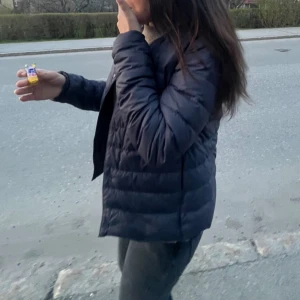 Vårjacka uniqlo - Fett snygg mörkblå vårjacka från uniqlo perfekt till våren,jättebra skick inga defekter osv💕💕Nypris:750kr 