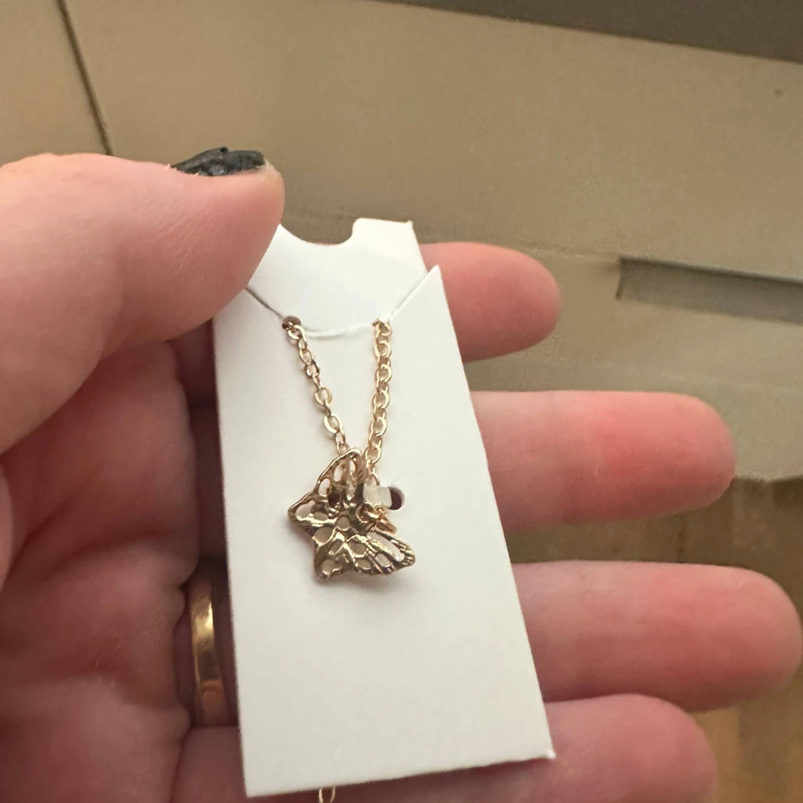 Guldigt halsband med fjärilshänge - 1