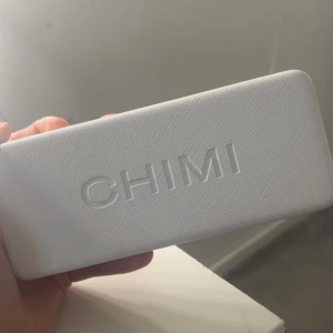 Solglasögon från Chimi - Snygga solglasögon från Chimi med en modern och stilren design. De har en fyrkantig form och är perfekta för en trendig look. Kommer i det eleganta fodralet med Chimi texten skriven ovanpå