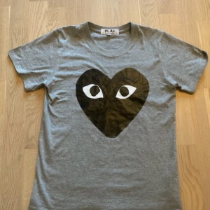 Cdg t shirt i färgen grå - Säljer en snygg cdg t shirt i färgen grå. Strl S, skick 9/10 tagsen är endast av klippta. Kan skicka med om det skulle behövas. Mvh Etienne