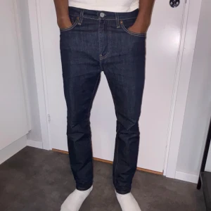 Mörkblå jeans från Levi's - Snygga mörkblå Levi's jeans i modellen 512. De har en klassisk femficksdesign och en bekväm passform. Perfekta för en stilren look.
