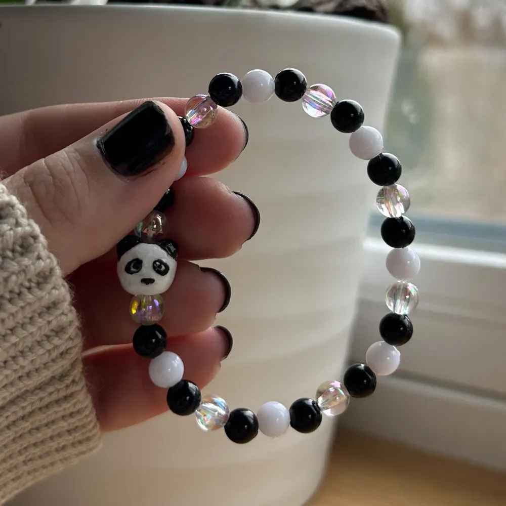 35/kr styck, PĂ€rlarmband med en handgjort pĂ€rla i form som en panda đŒđ€ supersöt accessoar till den som tycker om söta saker! Tillverkade med dubbla trĂ„dar för sĂ€kerhet! (Frakt frimĂ€rke 18 kr eller via plick). Asusteet.