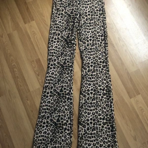 Leopard-flare leggings från Lager 157 - Snygga leopardmönstrade leggings, är man under 160 bör man sy upp lite så de är ganska långa. Byxorna har en hög midja och är tillverkade i ett mjukt och bekvämt material.🫶🏼Har aldrig användt, utan bara testat pga längden.