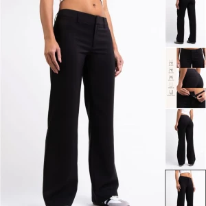 Svarta lågmidjade kostymbyxor - Snygga svarta byxor med låg midja och raka ben. De har bälteshällor och ficklock baktill. Perfekta för en stilren look.     Storlek:   34/tall. Använt max 4 gånger.  Original price:     74,90 Eur.