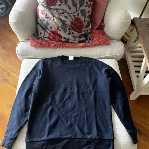 Blå tröja från Zara - Säljer en stilren blå tröja från Zara. Tröjan har en klassisk design med rund hals och långa ärmar. Perfekt för en enkel och snygg look.