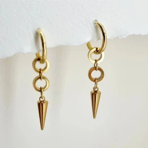 Handgjorda örhängen  - Handgjorda örhängen●Följ :@ekjewelryofficial🤲 ● 💎Material- 100% rostfritt stål ●Örhängeskrokar -silver. Nickel fri. Längd -5cm. Vattentåliga, ändrar inte färgen