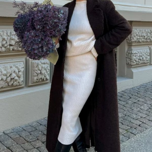 Vit stickat set  - Säljer ett vitt set med mönster från nakd. Ärmarna är lite utsvängda! superfint!🤌✨HELA SETTET 320kr