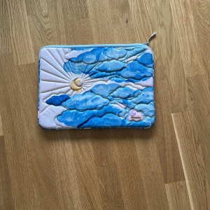 Datorväska från Maanesten - Säljer en superfin datorväska från Maanesten med ett himmelsmönster. Insidan är ljusrosa med små moln. Passar til en 13’ tomma laptop. Har nästan aldrig varit använt. Köpt för 750kr. 