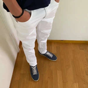 Tiger of Sweden Jeans - Tjena! Säljer dessa vita Tiger of Sweden jeans som är i nyskick. Storleken på dem är 32/34. Nypriset säljs för 1600, men priset jag säljer den för är 449kr. 