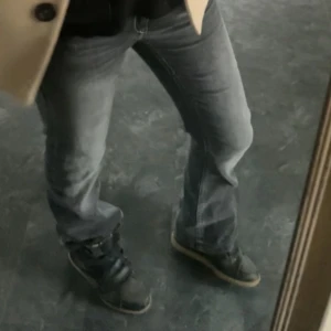 Grå jeans med bootcut - Snygga grå jeans med bootcut-stil. Perfekta för en avslappnad look. De har en klassisk design med en bekväm passform.