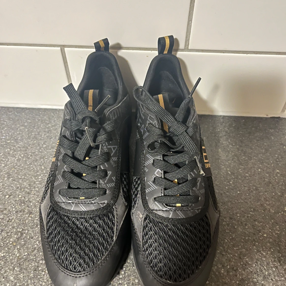 Svarta sneakers från Emporio Armani - 1