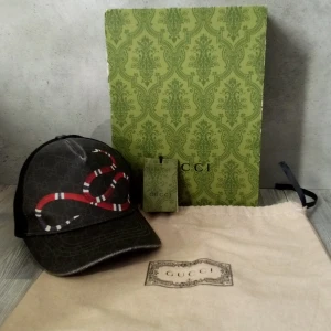 Gucci keps orm Äkta  - Gucci keps i toppskick - en stilren och lyxig accessoar för din outfit. Äkta vara, tillverkad i Italien. Snabb och smidig affär, hör av dig vid intresse! Box och allt medföljer 