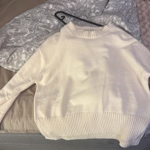 Vit stickad tröja - Säljer en mysig vit stickad tröja med långa ärmar och ribbade detaljer vid ärmslut och nederkant. Perfekt för kyliga dagar och enkel att matcha med olika outfits. Hör av dig vid intresse! 🤍från pull&bear i storlek xs. Aldrig använd.
