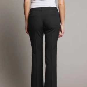 Svarta kostymbyxor från BikBok - Snygga svarta kostymbyxor från BikBok i storlek 38. Byxorna har en klassisk rak passform med fickor fram och bak. Perfekta för en stilren look. Endast använda fåtal gånger. Första två bilderna är lånade från bilboks sida. Nypris 499kr