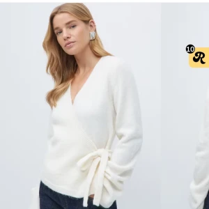 Vit kofta/tröja - Säljer denna kofta då den är lite förstor.Kom gärna med prisförslag! Använd 2ggr.💕