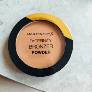 Facefinity Bronzer Powder från Max Factor - Säljer en Max Factor Facefinity Bronzer Powder i nyansen 002 Warm Tan. Denna matta bronzer ger en naturlig solkysst look och är långvarig. Perfekt för att framhäva kindben, näsrygg och käklinje. Oanvänd såklart! Nypris 179:-