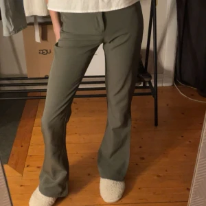 Gröna kostymbyxor  - Jätte fina kostymbyxor från Gina i storlek xs. Passar jätte bra till vardag och utekväll💘 Säljer då de är för stora på mig 