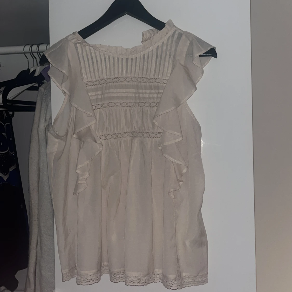 Beige blus med volangdetaljer