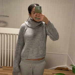 Grå stickad polotröja - Säljer en mysig grå stickad polotröja med en bred krage🩶 Perfekt för kyligt väder men dessutom våren ☺️ og pris: 499kr mitt pris : 299kr🩶