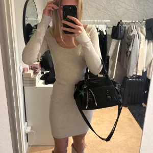 Beige ribbad klänning - Säljer en beige ribbad klänning med långärmad design. Klänningen har en tight passform som framhäver figuren❤️‍🔥❤️‍🔥