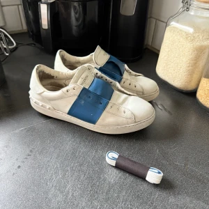 Valentino open blue - Hej, säljer nu mina äkta Valentinos i storlek 41,5 men passar mig som har 42 i skor! Du får med svart box från nk, extra skosnören och påsar och  ett kuvert och äktenhetsbevis! Byter och säljer skriv bud! 