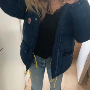  Mörkblå Fjällräven jacka - Säljer en mörkblå vinterjacka från Fjällräven. Jackan är väldigt varm. Perfekt för kalla dagar. 🧥 storlek s. 