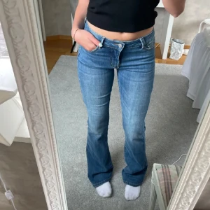 Bootcut Jeans - Skit snygga jeans i mycket bra skicka. Storleken är i 34 TALL😊