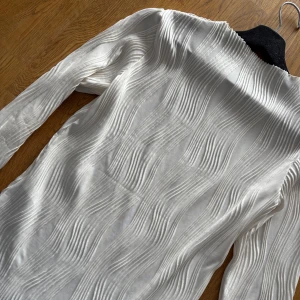 Vit långärmad topp från VILA - Vit långärmad topp från VILA med ett ribbat mönster. Använd fåtal gånger💕