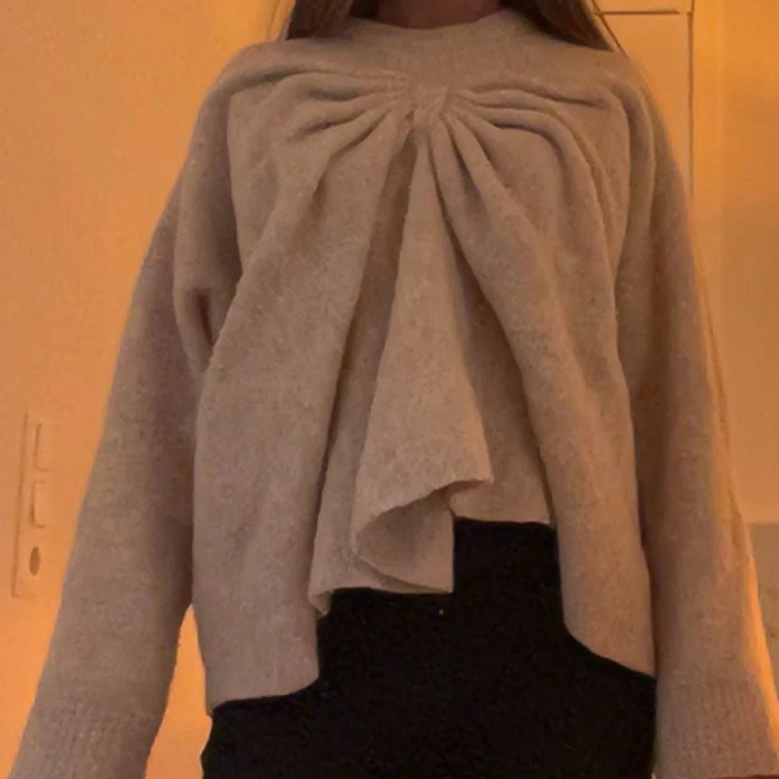 Beige stickad tröja med rosett detalj