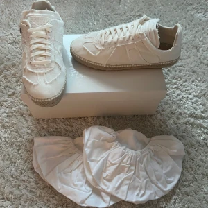 Maison Margiela Espadrilles - Ett par riktigt feta Maison Margiela Espadrilles i storlek 42. Allt på bild inkommer. Det följer även med ett äkthetscertifikat vid köp. Hör av er vid intresse och vid önskan om fler bilder. Pris är diskuterbart