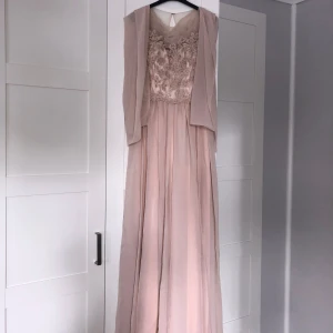 Ljusrosa långklänning Mascara London - Ljusrosa långklänning från Mascara London. Aldrig använd.