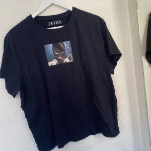 T-shirt med tryck  - Snygg svart t-shirt från Stay med ett unikt tryck 🖤