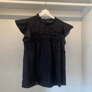 Vero Moda blus - Super gullig blus från Vero Moda i storlek S💘Säljer den då den är lite för stor på mig!