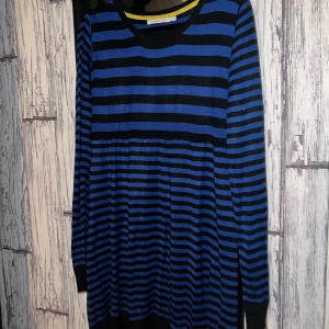 Randig tröja från My Wear Woman - Säljer en randig tröja i blått och svart från My Wear Woman. Tröjan har långa ärmar och en rund halsringning. Perfekt för en avslappnad stil.