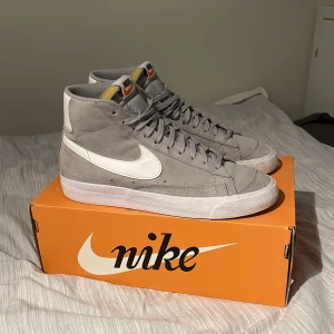 Nike Blazer Mid ’77 Suede - Säljer nu mina Nike Blazer. Skick 8/10. De är använda men fortfarande i mycket bra skick och har knappt några defekter. Bra pris eftersom jag inte har någon användning av dem längre. Hör av dig vid funderingar eller fler bilder. 