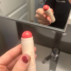 By Lyko Skintastic Face Stick -  Jätte fint blush stick som aldrig användt!! Fick de i min julkalender detta året och har redan blushes💕💕🥰🩷.