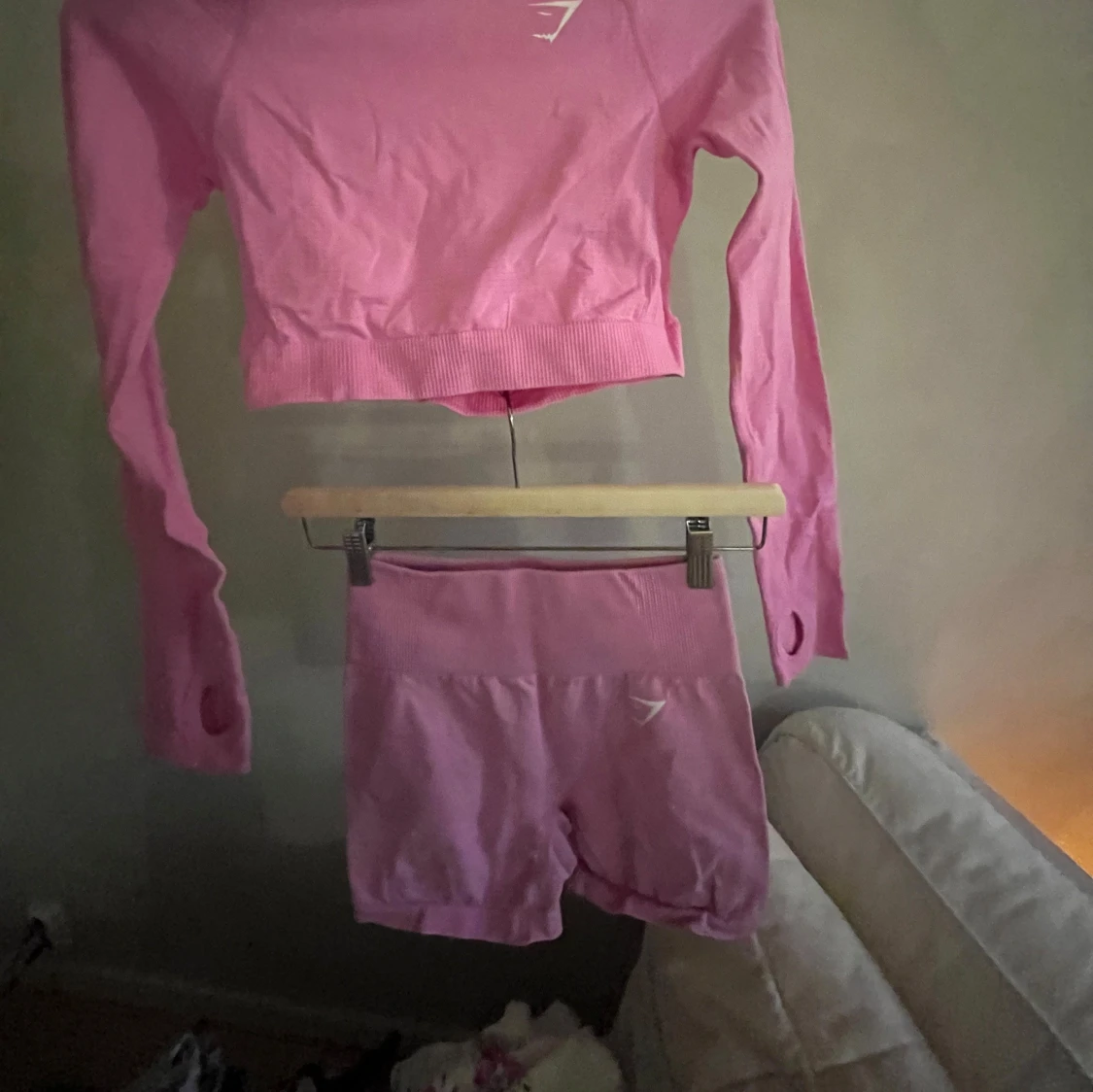 Rosa croppad träningströja och shorts från Gymshark - 1