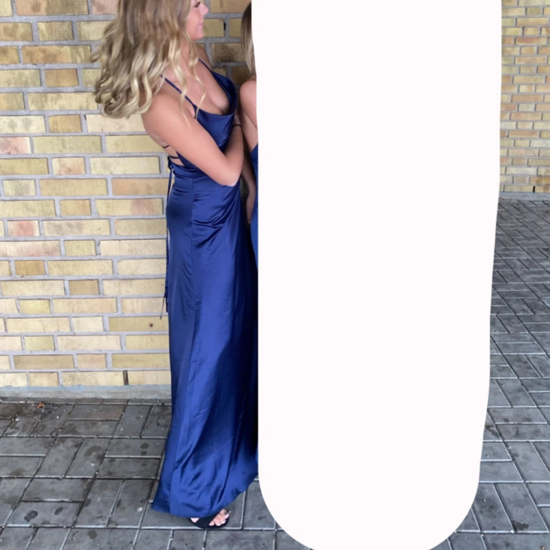 Marinblå balklänning med öppen rygg