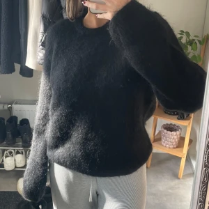 Svart fluffig tröja - Mohair/ull tröja 