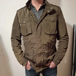 Field jacket - Säljer en brun jacka från Tommy Hilfiger med flera fickor och knappar framtill. Priset är ej hugget i sten 👍Skriv vid frågor 🟩