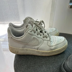 Vita Nike Air Force sneakers - Säljer ett par klassiska vita Nike Air Force sneakers med snörning. Perfekta för en stilren look✨
