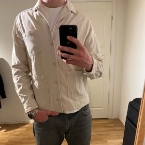 Beige Overshirt - These Glory Days - Säljer denna sjukt snygga Overshirten från These Glory Days⭐️ Färgen är beige och storleken är S⭐️Jackan har inga defekter och skicket är utomordentligt🙌🤝 Sjukt najs passform och material också⭐️🙌 Tveka inte på att höra av er dig vid minsta fråga eller fundering😊