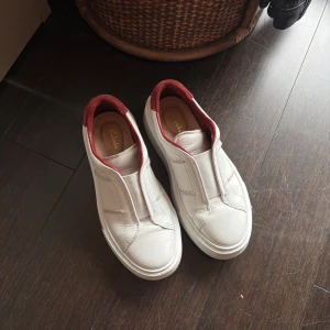 Vita sneakers från Clarks - vita sneakers från Clarks. Sparsamt använda, strl 35 1/2, passar 36 
