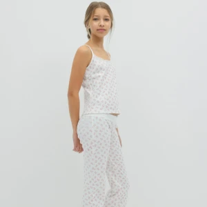 Lågmidjade pyjamasbyxor från Gina Tricot - Lågmidjade utsvängda pyjamasbyxor med nallebjörn-tryck från Gina Young. Endast använda ett fåtal gånger, utan defekter. Nypris 200, men säljer de för 150! Pris är diskuterbart!