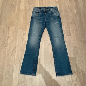 Blå bootcut jeans från ltb - Snygga blå bootcut jeans från ltb med låg midja i modellen valerie. Helt nya oanvända!       W30 L32  Nypris 929kr                                                Midja : 41cm Innerben : 77cm