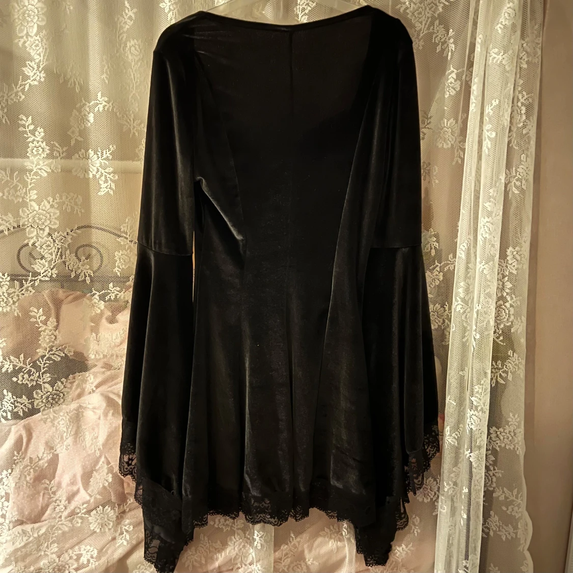 Jättefin svart sammet klänning med spets - 3