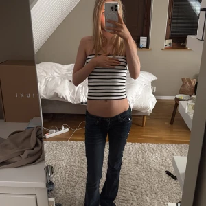 Randig tubtopp  - Randig tubtopp från Gina. Helt oanvänd men lappen är av. Perfekt för varma dagar och går även att ha som mini kjol. 
